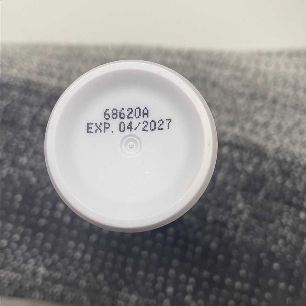 Universal Tinted Moisturizer SPF 46 - White - Picture 2 of 3